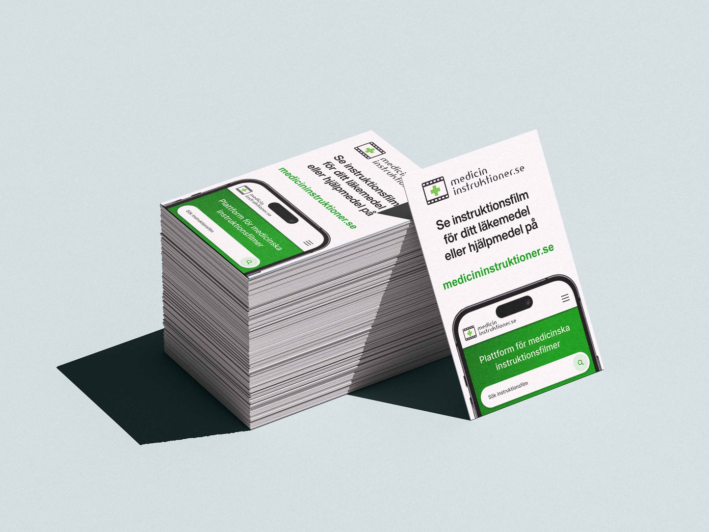 200 stycken visitkort från Medicininstruktioner.se som står i en hög på ett bord.